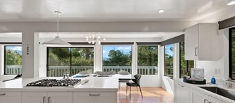 Sunset Villa: Upscale Three Bedroom Three Bath with Ocean Views