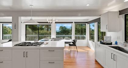 Sunset Villa: Upscale Three Bedroom Three Bath with Ocean Views