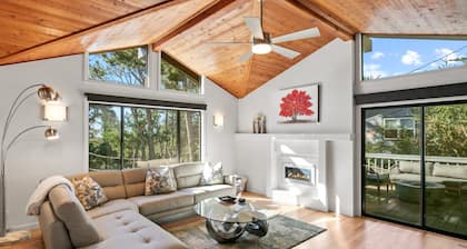 Sunset Villa: Upscale Three Bedroom Three Bath with Ocean Views
