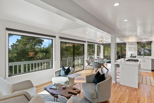 Sunset Villa: Upscale Three Bedroom Three Bath with Ocean Views