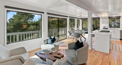 Sunset Villa: Upscale Three Bedroom Three Bath with Ocean Views