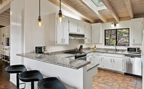 Fridge, microwave, oven, stovetop - Pacific Panorama: Stunning Ocean Views and Pacific Sunsets (Carmel)