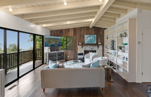 Flat-screen TV, fireplace, video games, offices - Pacific Panorama: Stunning Ocean Views and Pacific Sunsets (Carmel)