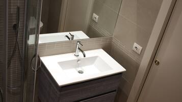 Dusche, Haartrockner, Bidet, Handtücher