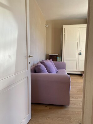 Smart-TV, Kamin, Tischtennisplatte, Bücher