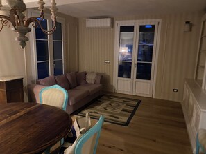 Smart TV, fireplace, ping pong, books