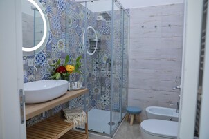 Apartamento superior, 2 habitaciones | Baño | Ducha, cabezal de ducha tipo lluvia, bidé y toallas