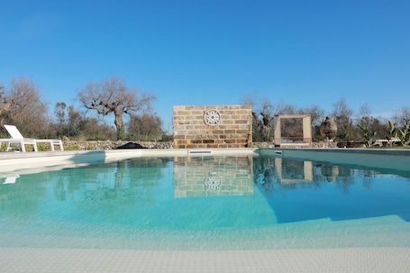 Una piscina al aire libre de temporada