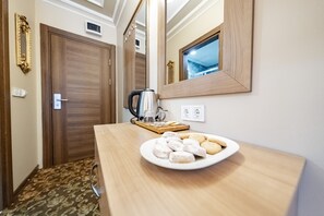 Standard Room with City View and French Balcony (Twin Bed) | Escritorio, insonorización, tabla de planchar con plancha y wifi gratis 