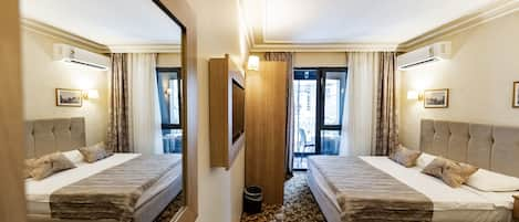 Standard Room with City View and French Balcony (Twin Bed) | Una scrivania, insonorizzazione, ferro/asse da stiro, Wi-Fi gratuito