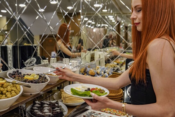 Petit déjeuner buffet (550 TRY par personne)