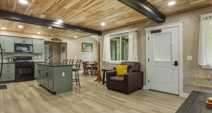 Cottage on the Crick-Sits right on Pine Creek