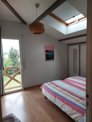 5 chambres, bureau, fer et planche à repasser, lit parapluie