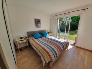 5 quartos, escrivaninha, ferros/tábuas de passar roupa, berço de viagem