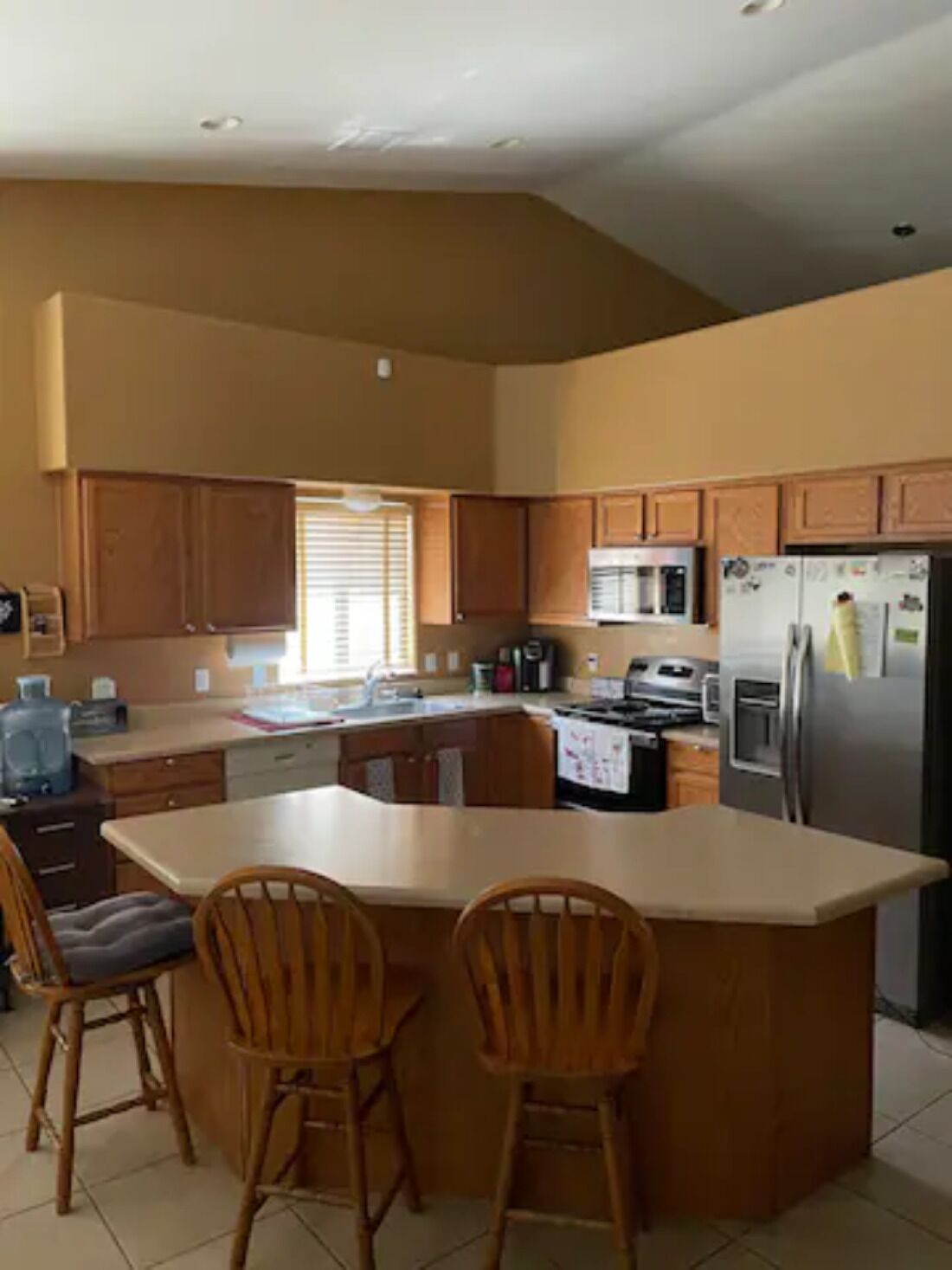 Jääkaappi, mikroaaltouuni, uuni, liesi