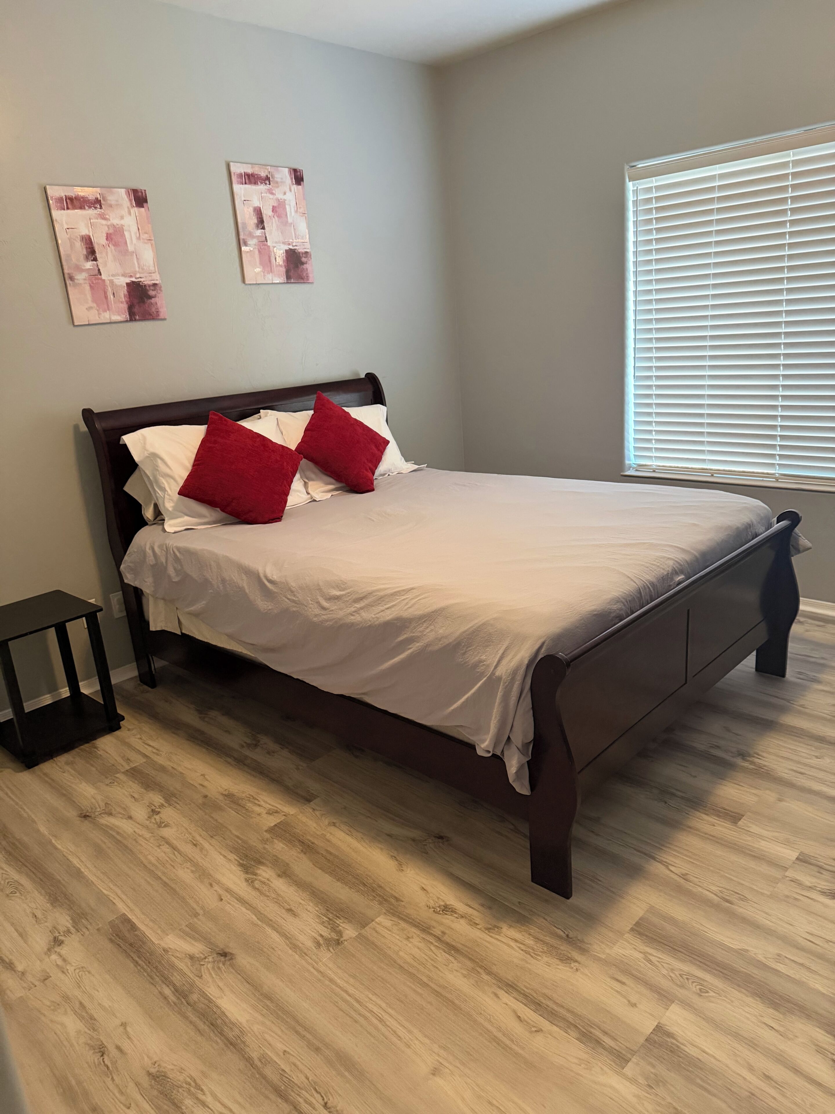 3 quartos, escrivaninha, ferros/tábuas de passar roupa, berço de viagem