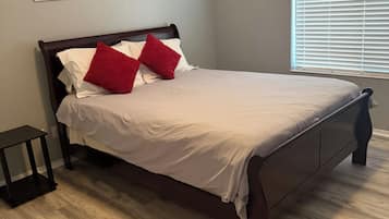 3 quartos, escrivaninha, ferros/tábuas de passar roupa, berço de viagem