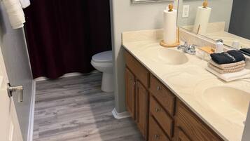 Chuveiro/banheira combinados, secador de cabelo, toalhas de banho