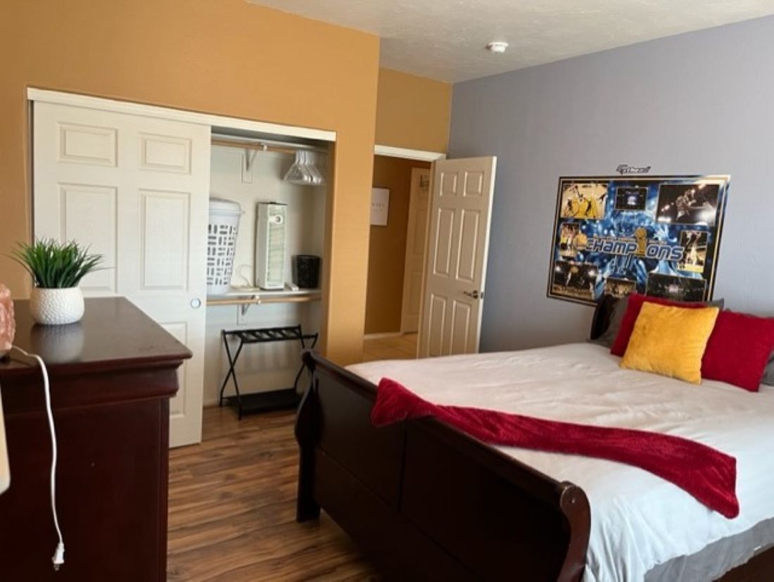 3 makuuhuonetta, työpöytä, silitysrauta/-lauta, vauvan matkasänky