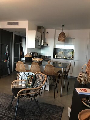 Réfrigérateur, micro-ondes, four, plaque de cuisson