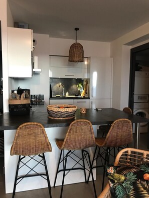 Réfrigérateur, micro-ondes, four, plaque de cuisson