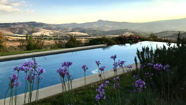 A swimming pool with a view of rolling hills and mountains in the background. - Spectacular views from this villa for 8 in Valdorcia. Private Pool. (Sarteano)