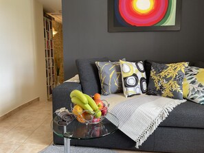 Télévision, livres, médiathèque, chaîne hi-fi