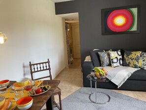 TV, books, music library, stereo