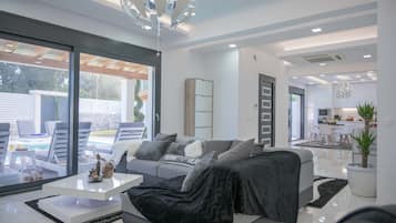 Villa | Wohnzimmer | 30-Zoll-Fernseher mit Digitalempfang