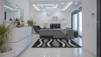 Villa | Wohnzimmer | 30-Zoll-Fernseher mit Digitalempfang