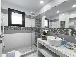 Villa | Bagno | Doccia, asciugacapelli, asciugamani