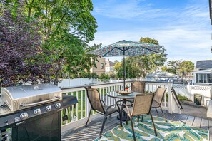 Outdoor dining - Quincy Beach Home Next to Boston & T, Free Parking (Quincy)