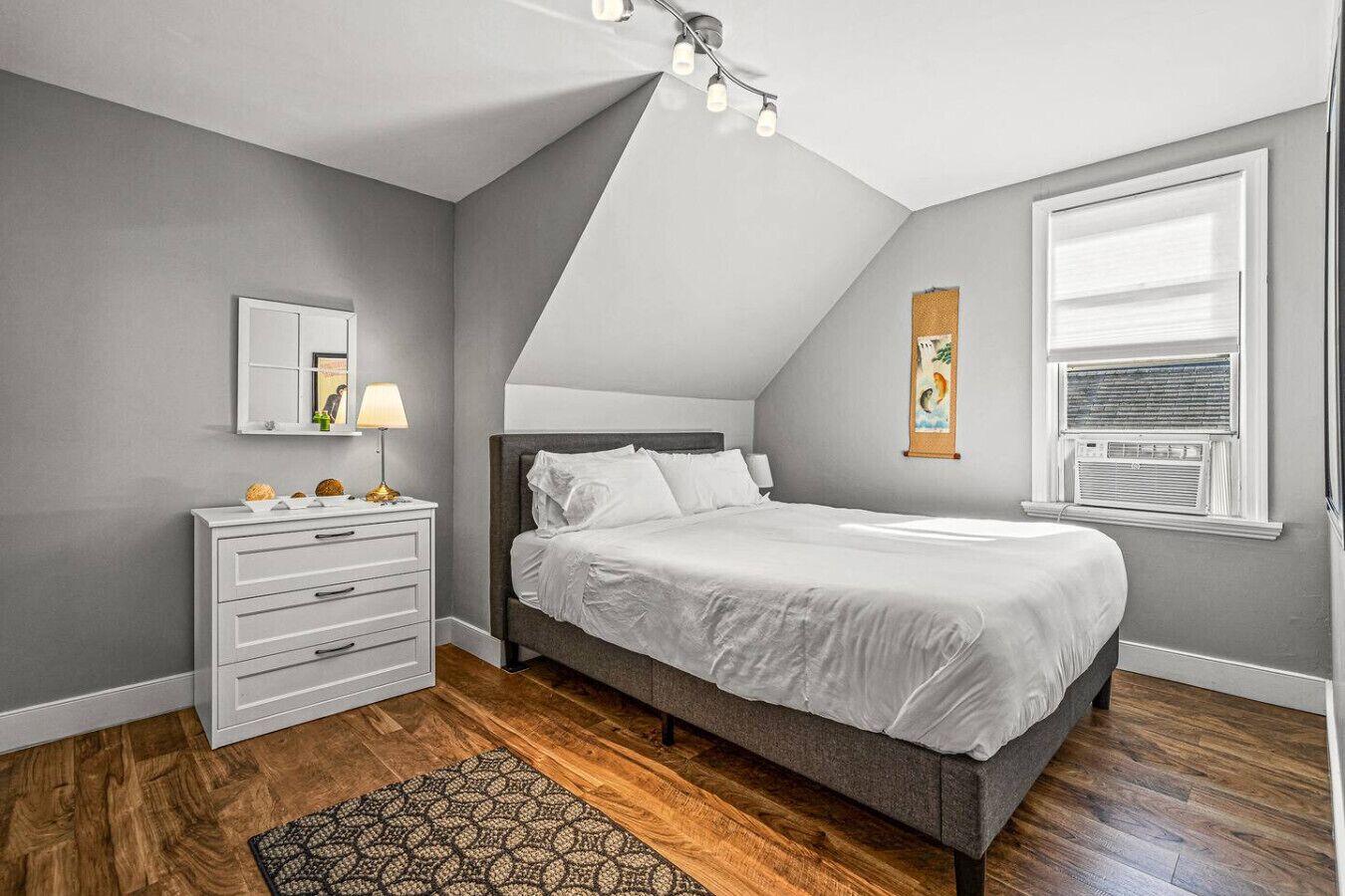 3 bedrooms, desk, iron/ironing board, travel crib