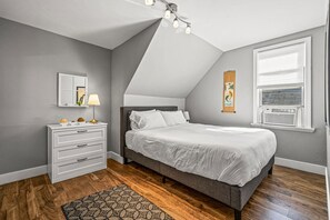 3 bedrooms, desk, iron/ironing board, free WiFi - Quincy Beach Home Next to Boston & T, Free Parking (Quincy)