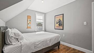 3 bedrooms, desk, iron/ironing board, free WiFi