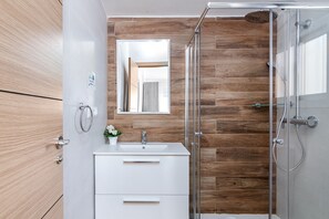 Dusche, Haartrockner, Handtücher