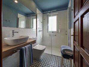 Duschwanne, Haartrockner, Bidet, Handtücher