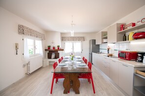 Familienapartment, 2 Schlafzimmer | Wohnbereich | Flachbildfernseher