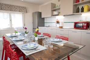 Familienapartment, 2 Schlafzimmer | Eigene Küche | Kühlschrank, Mikrowelle, Herdplatte, Geschirrspüler