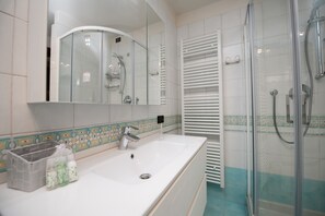 Familienapartment, 2 Schlafzimmer | Badezimmer | Badewanne und Dusche (separat), Regendusche, Bidet, Handtücher