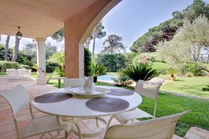 Outdoor dining - 6 bedroom villa 10 minutes walk from the center of Saint Tropez (Saint-Tropez)