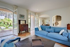TV, fireplace - 6 bedroom villa 10 minutes walk from the center of Saint Tropez (Saint-Tropez)
