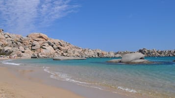 Vlak bij het strand, ligstoelen