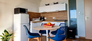 Réfrigérateur, four à micro-ondes, surface de cuisson, cafetière-théière