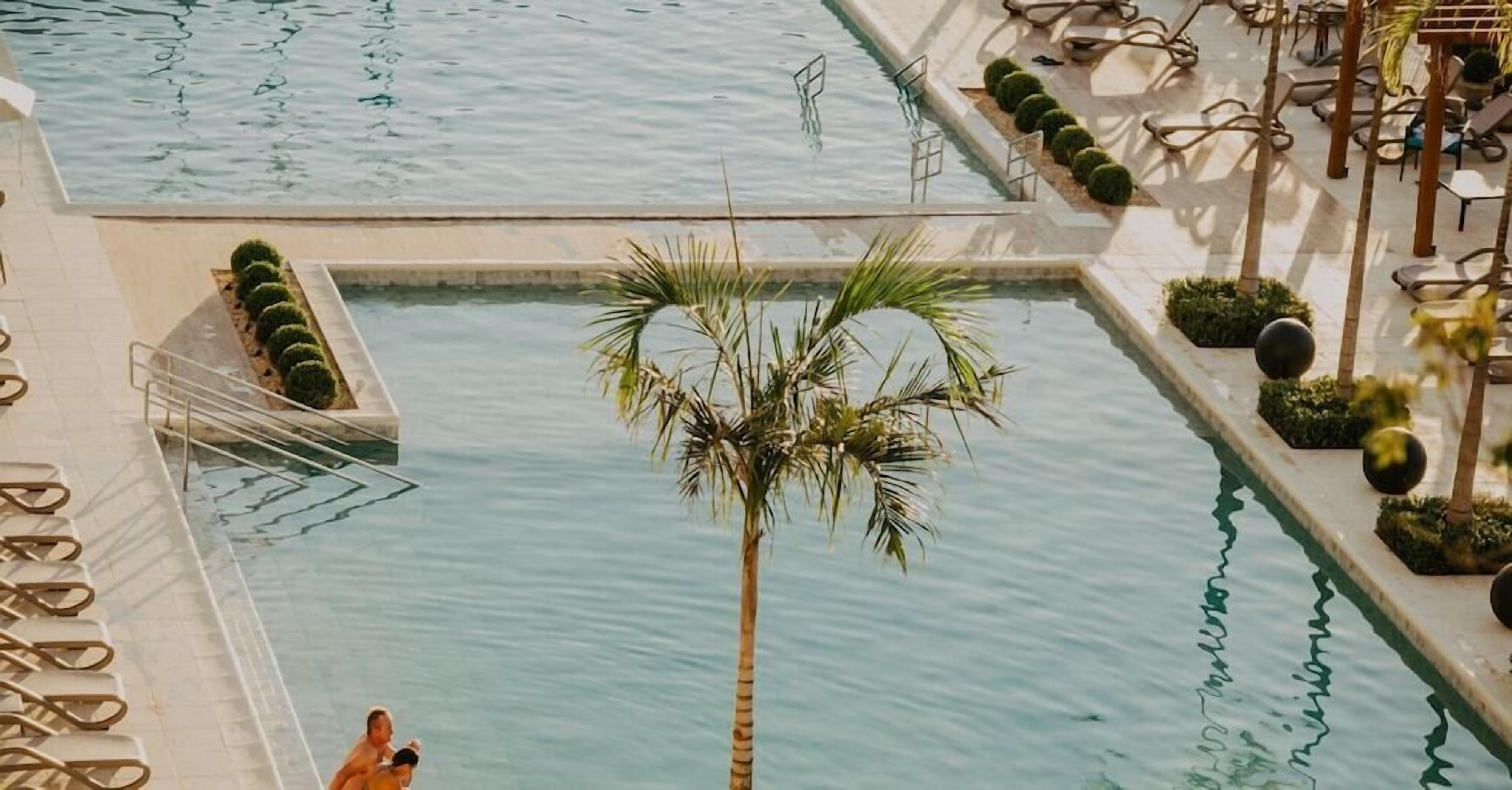 Una piscina techada, una piscina al aire libre