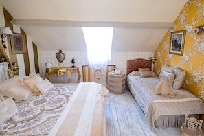 1 bedroom, bed sheets