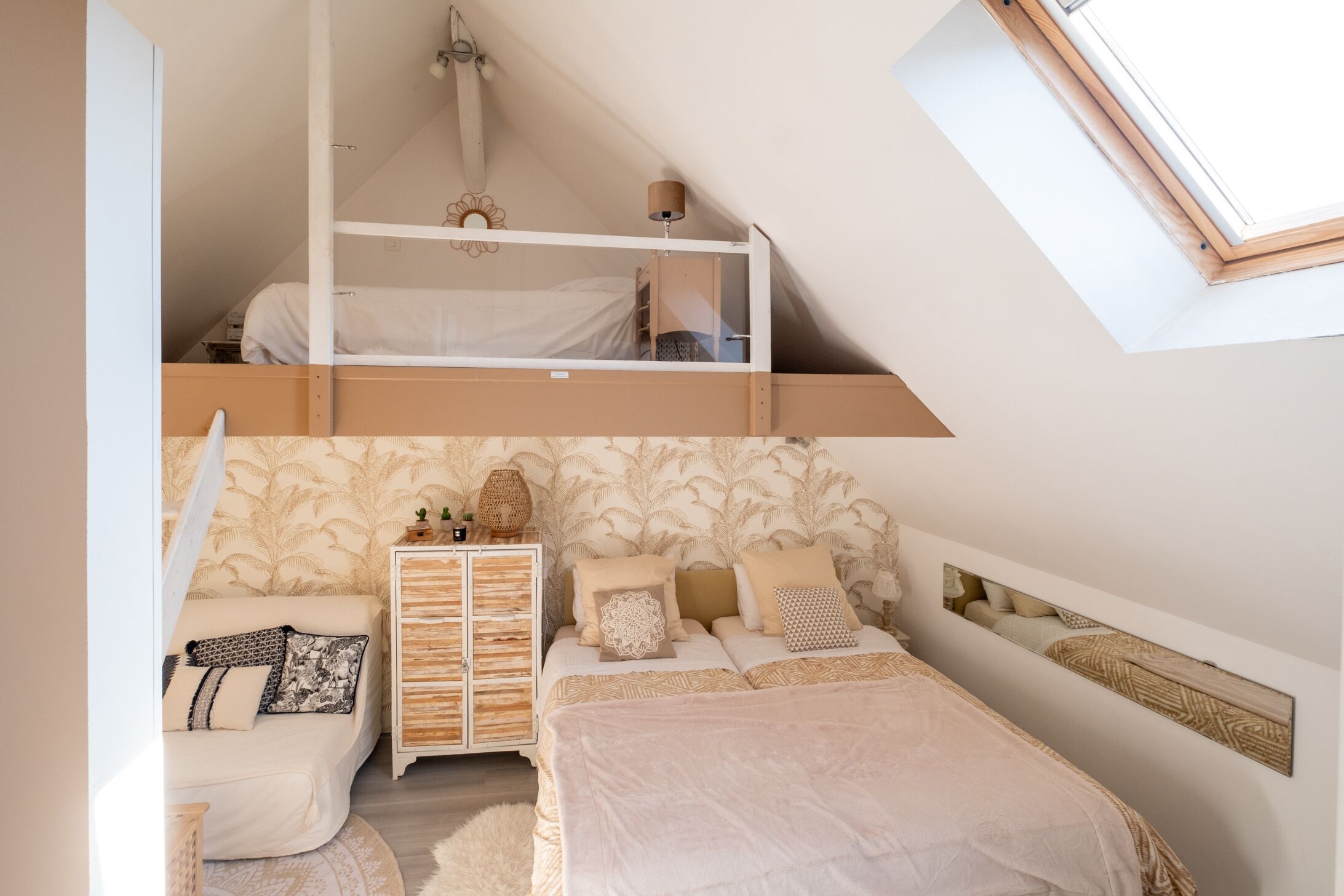 Un dormitorio con una cama litera, un escritorio y un aparador.