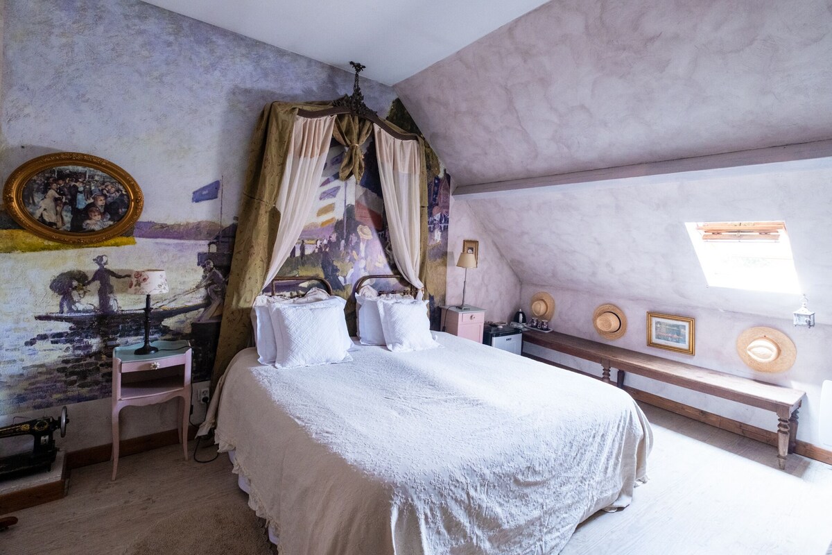 Un dormitorio con cama a dosel, una máquina de coser antigua y un mural en la pared.