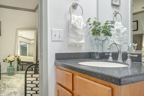 Combined shower/bathtub, hair dryer, towels, soap