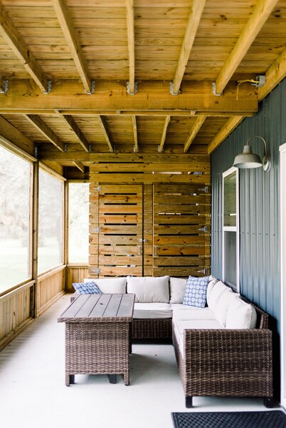 Downstairs Studio style apartment on the River